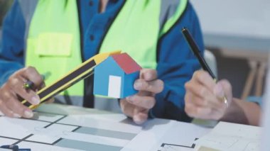 İnşaat alanında planlı çalışan mühendis.