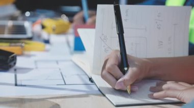 Mühendis ofis planı, mühendislik ve mühendislik üzerinde çalışıyor.