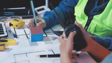 Mühendis inşaat projesinde çalışıyor.