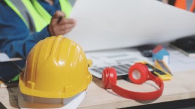 Ofiste inşaat projesinde çalışan mühendis veya mimar, inşaat alanı, mühendislik ve mimar konsepti