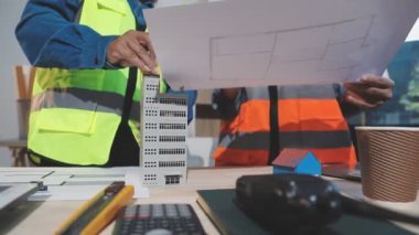 Ofiste ya da mühendislik şantiyesinde tasarım ve inşaat projesinde çalışan mühendis, mimar ya da mühendis. İnşaat, mühendislik ve inşaat kavramı