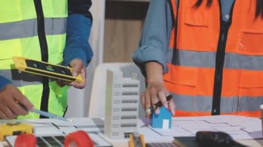 Şantiyede proje ve mühendis veya mimarla çalışan mühendis veya mühendis veya mimar, inşaat şantiyesinde veya şantiyede inşaat ve plan.