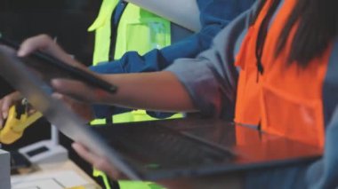 İnşaat alanında çalışan kasklı mühendis kadın.