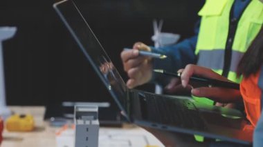 Ofiste tablet bilgisayarla çalışan mühendis.