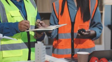 İnşaat projesinde çalışan genç Asyalı mühendis veya mühendis veya mühendis veya mimar, mühendis veya mühendis, fabrika, mühendislik ve mühendislik.