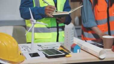 Ofis ve inşaat alanındaki planlar ve planlar üzerinde çalışan mühendis veya mühendis veya inşaat mühendisi.