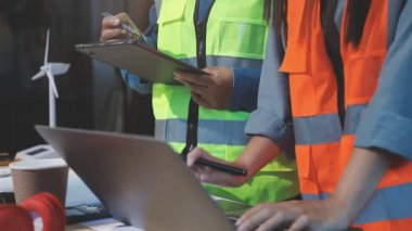 İnşaat alanında çalışan mühendis, miğferinde tablet ve tablet bilgisayarı olan mühendis. İnşaat mühendisliği ve inşaat sektöründe bilgisayar ile çalışan mühendis.