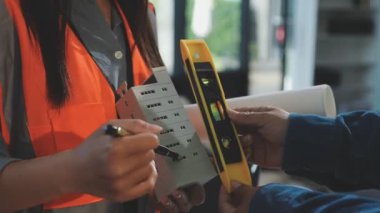 Planlar, inşaat konseptiyle çalışan mühendis ya da mühendis ya da mimar.