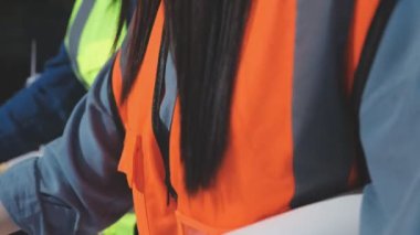 Elinde tabletle çalışan bir işçi.