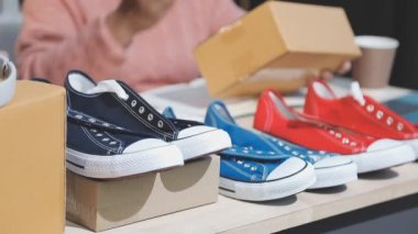 Ayakkabı ve ayakkabı tutan adam.