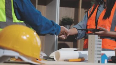 Modern ofiste çalışan genç mühendis kadın mimar..