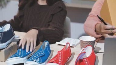 Akıllı telefon ve dizüstü bilgisayarla online müşteri alışverişi.