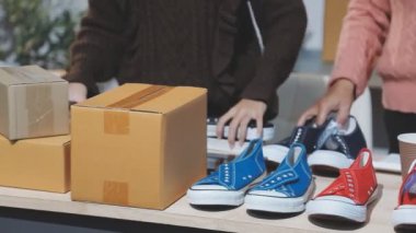 Mağazada satılık ayakkabı seçen bir adam.