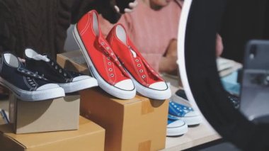 Erkek ayakkabılarını ve kutusunu kapat..