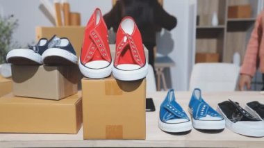 Kutudan ayakkabı seçen bir adam..