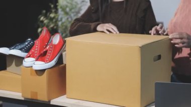 Alışveriş çantası tutan kadın.