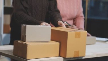 Adam eve çevrimiçi teslimat için paket kutusu hazırlıyor, müşteri hizmetleri.