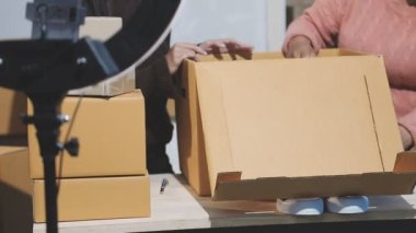 Paket kutusu olan genç bir kadın.
