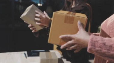 Paket tutan kadın.