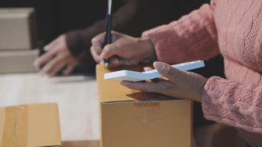 Kadın teslimat kutusunu alıyor.