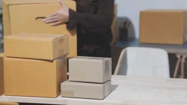 Paket teslimatı için kutulu kadın eli..