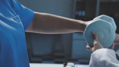 Klinikteki kadın hastaya yakın çekim.