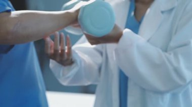 Doktorların elinde ilaç tutarken yakın plan görüntüsü
