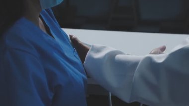 Kadın doktor eli hastanede kan basıncını ölçer.