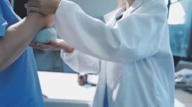 Bir hastayı steteskopla tutan bir doktora yaklaş.