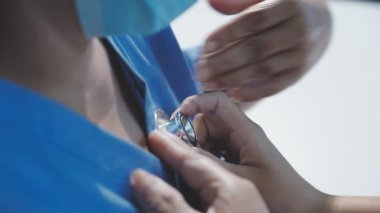 Doktor hastanede kalp atışlarını kontrol ediyor. tıbbi ve sağlık hizmeti kavramı