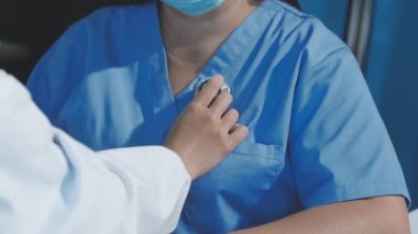 Üniformalı doktor ve klinikte steteskop.