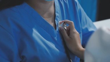 Steteskopu hastanede tutan genç bayan doktor.