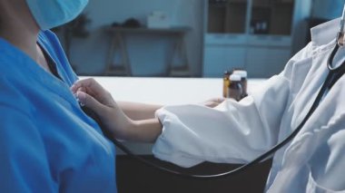 Klinikte steteskop tutan doktorların yakın çekimi.