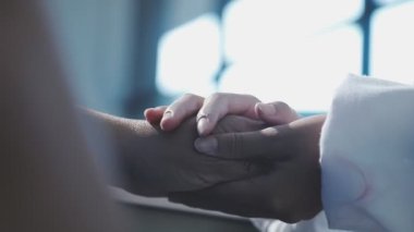 Eller ve hasta hastanede.