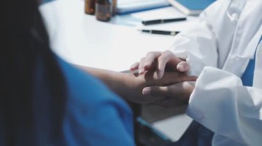 İki doktorun elini kapat.