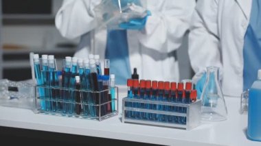 Yakın çekim - Bilim adamının laboratuvardaki görüntüsü