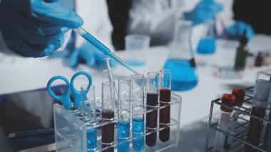 Bir kimya laboratuvarında çalışan bir bilim adamı.