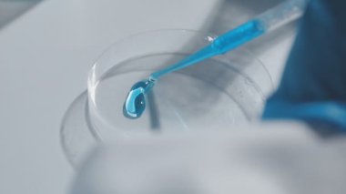 Bir cam laboratuarında mavi sıvının görüntüsünü kapat