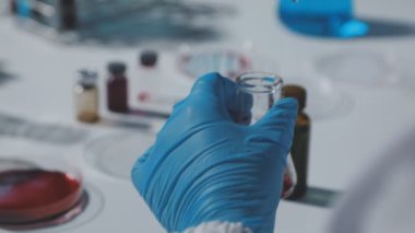 Laboratuvarda bir numuneyle çalışan bilim adamı..