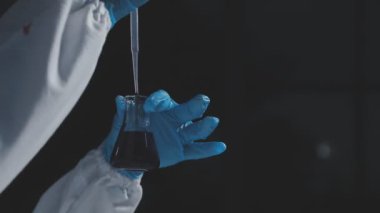 laboratuvar test tüpü ile bilim adamı