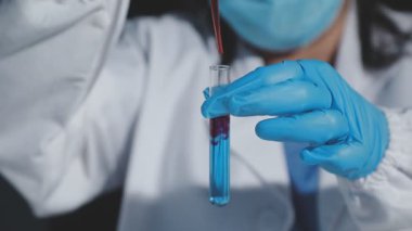 Bilim adamı holding tüp laboratuvar