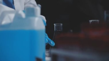 Laboratuvar araştırması. Laboratuvarda laboratuvar asistanı.