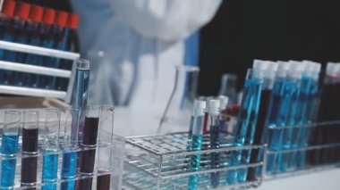 Test tüpleri olan bilim adamı.