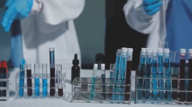 Laboratuvarda Coronavirus aşısı araştırması için örneklerle çalışan bilim adamı.