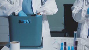 Laboratuvarda elinde matara tutan kadın laboratuvar asistanını kapatın..
