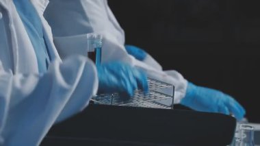 Tıbbi bir şırınga taşıyan üniformalı bir sağlık görevlisine yakın durun.