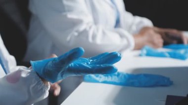 Ellerinde şırınga tutan tıp eldivenli doktor.