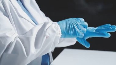 Bilim Laboratuarı'nda test tüpü tutan yakın çekim