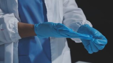 Şırıngalı mavi eldivenli doktor.