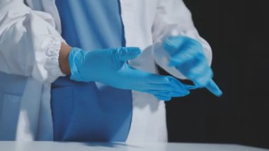 Laboratuvarda laboratuvar önlüklü bir bilim adamı deney tüpü tutuyor.